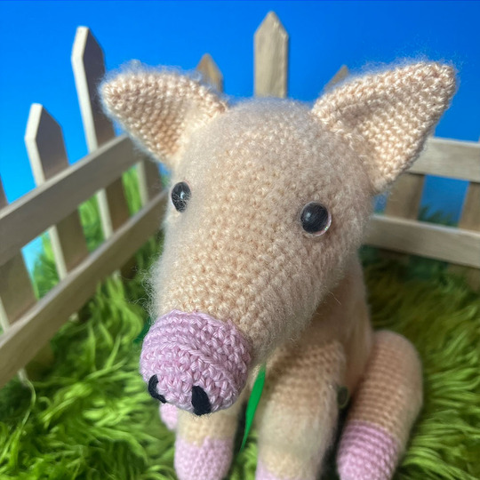 Crochet pattern amigurumi pig