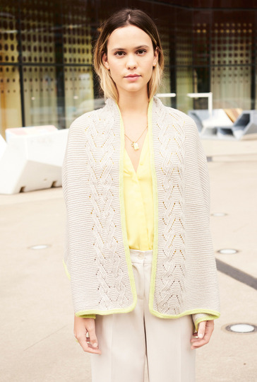 Hellgraue Stola mit hellgrünem Rand