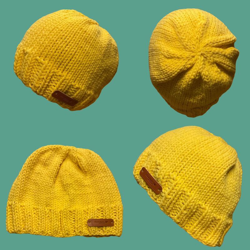 Vier Ansichten einer leuchtend gelben, handgestrickten Beanie-Mütze mit braunem Handmade-Label und Rippbündchen vor grünem Hintergrund.