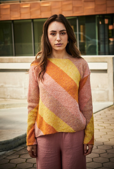 Pulli mit diagonalen Streifen in Orangetönen