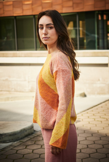 Pulli mit diagonalen Streifen in Orangetönen