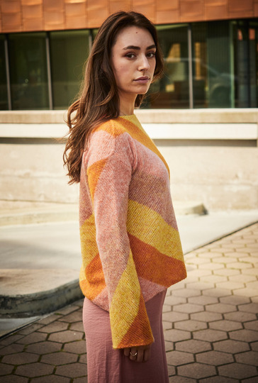 Pulli mit diagonalen Streifen in Orangetönen