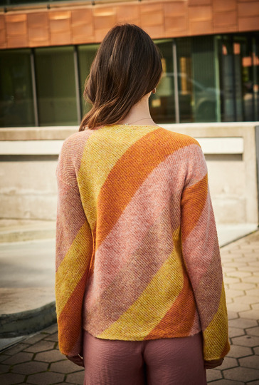 Pulli mit diagonalen Streifen in Orangetönen