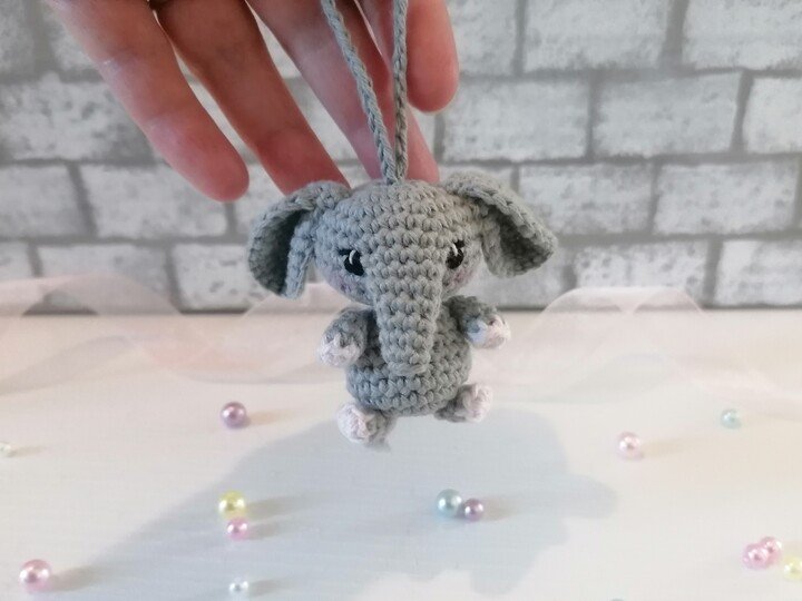 Niedlicher Elefant für Schlüssel, Tasche & Handy – Amigurumi Häkelanleitung