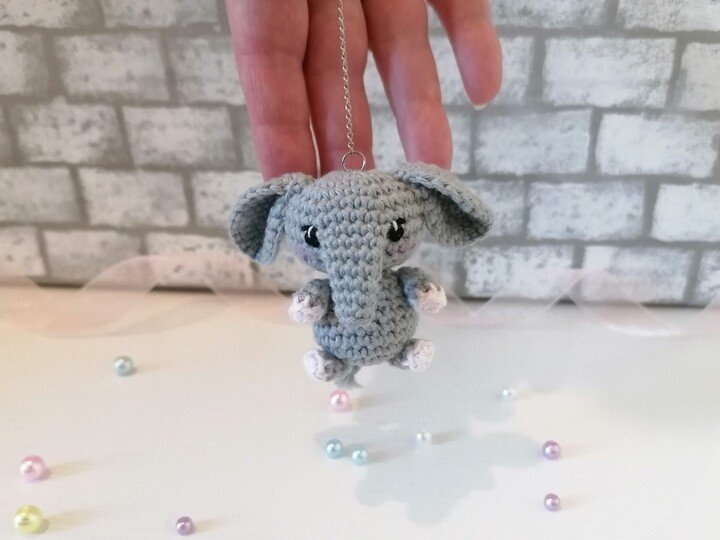 Niedlicher Elefant für Schlüssel, Tasche & Handy – Amigurumi Häkelanleitung