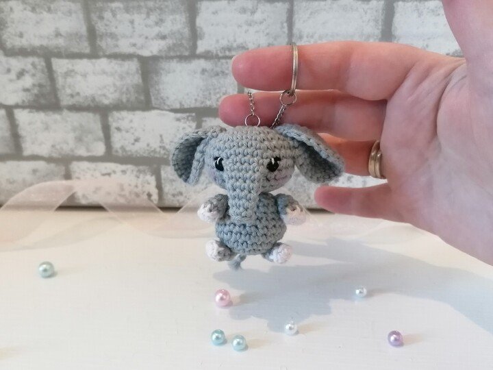 Niedlicher Elefant für Schlüssel, Tasche & Handy – Amigurumi Häkelanleitung