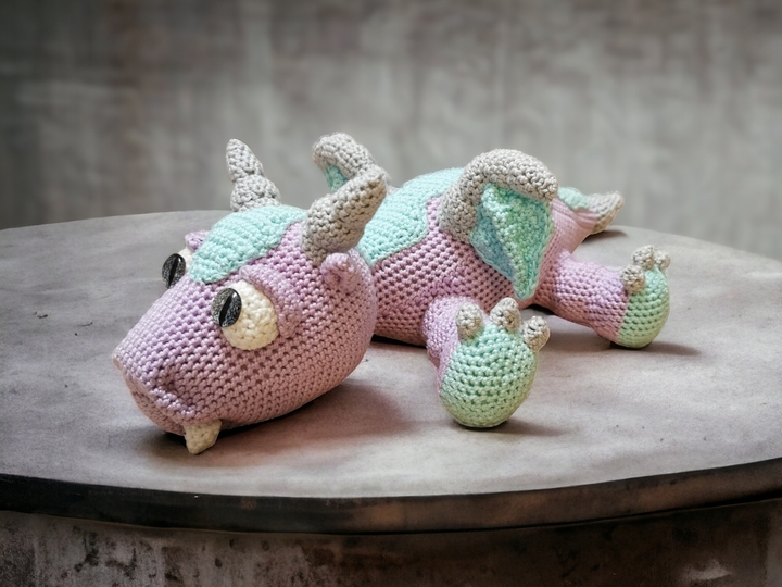 Jola der Drache *liegend*