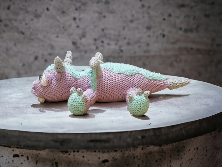 Jola der Drache *liegend*