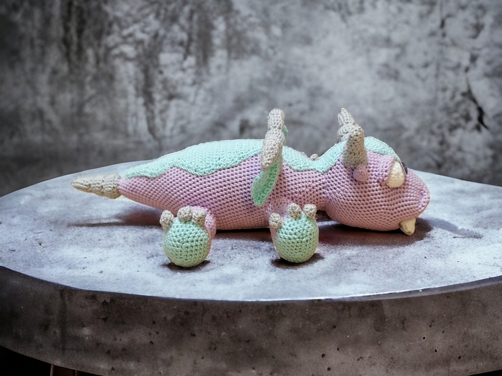 Jola der Drache *liegend*