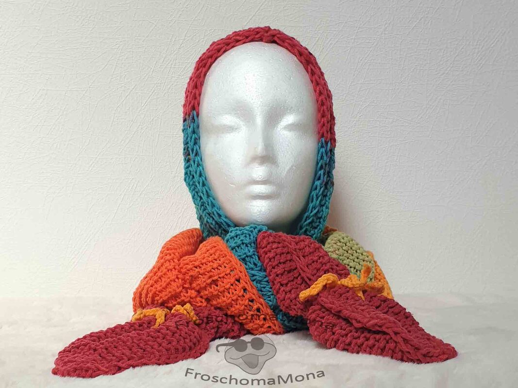 Schaufensterkopf mit gestricktem Kapuzenschal in Rot, Türkis, Orange und Grün