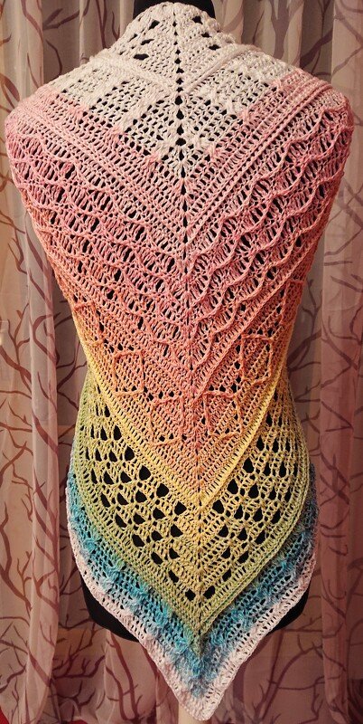 Gehäkeltes Dreieckstuch mit pastelligem Farbverlauf und Ajourmustern auf Schneiderpuppe