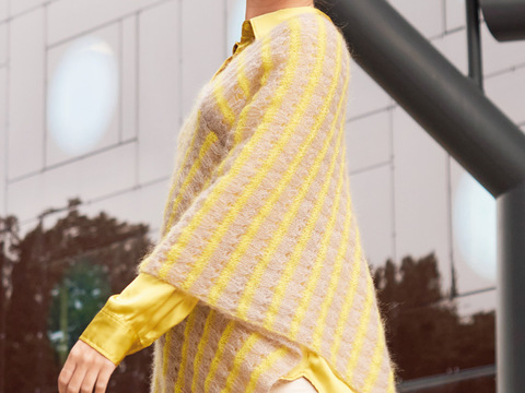 Poncho mit Ajour- und Rippenstreifen in Taupe und Zitronengelb