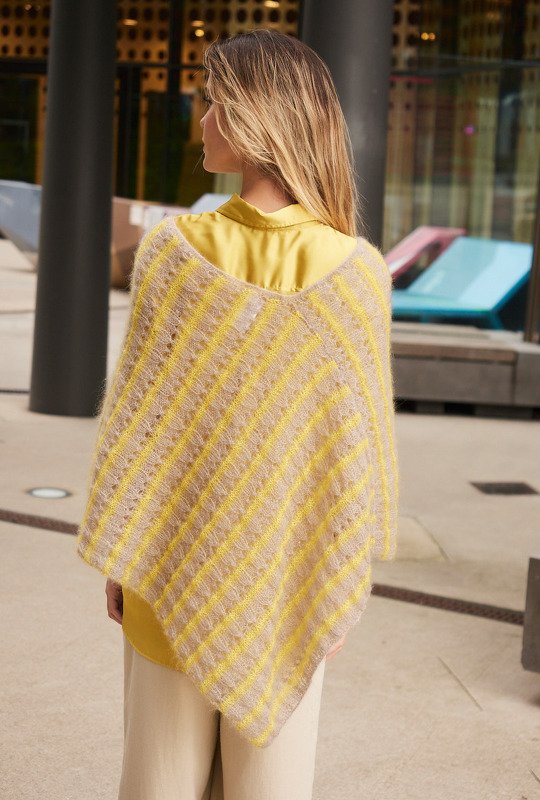 Poncho mit Ajour- und Rippenstreifen in Taupe und Zitronengelb - Bild 4