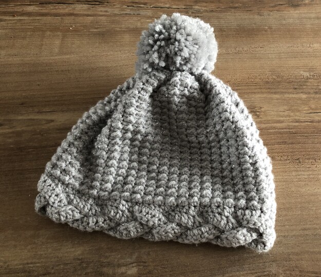 Cozy hat with stylish braided cuff