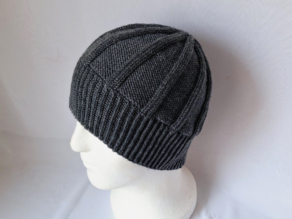 Dunkelgraue gestrickte Herrenmütze mit Rippenbündchen, Seitenansicht auf Schaufensterkopf