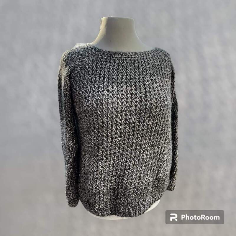 Mannequin trägt einen grauen gehäkelten Damenpullover mit Rundhalsausschnitt und strukturiertem Maschenbild