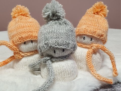 „Ensi Lumi“ Strickanleitung für einen kleinen Schneemann mit Schal & Mütze