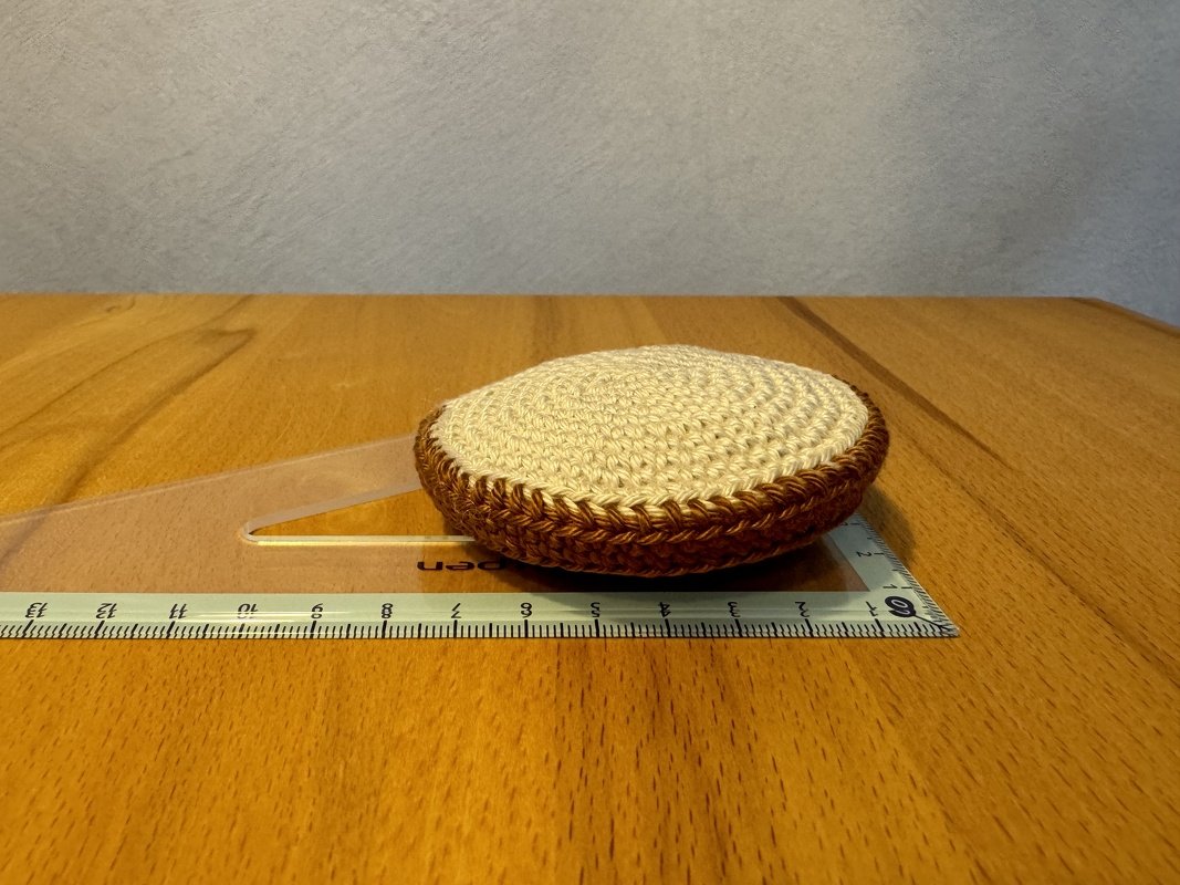 Häkelkeks neben Lineal zur Größenabschätzung