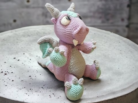 Jola der Drache *sitzend*