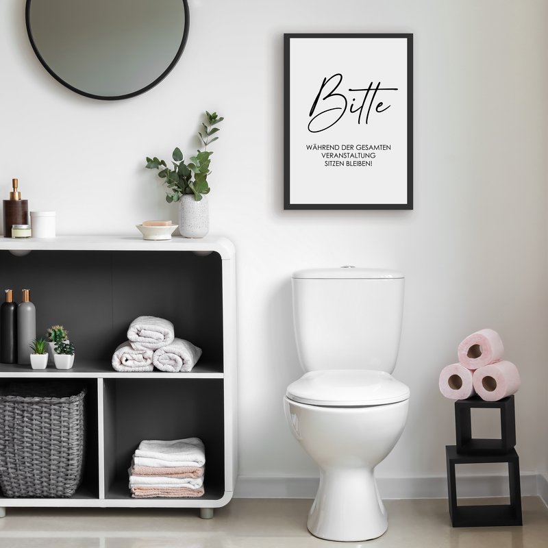 Minimalistisches Bad mit rundem Spiegel, offenem Regal, Pflanze, Toilette und gerahmtem Typografie-Poster