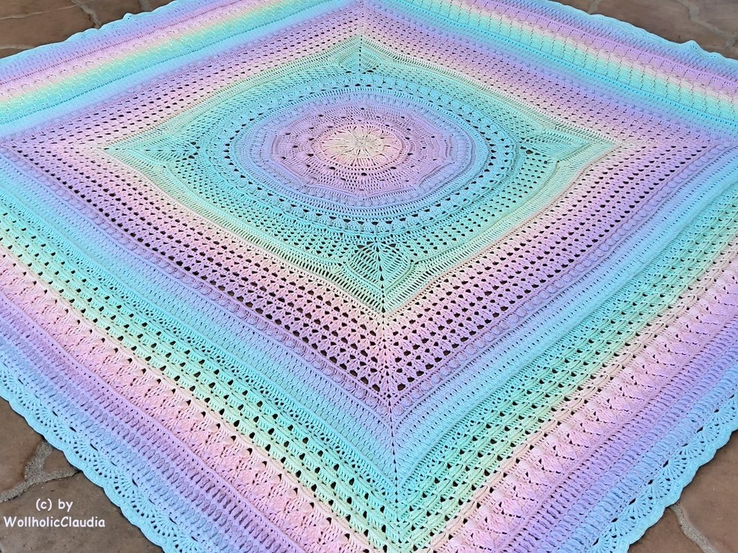Quadratische gehäkelte Decke in Pastellfarben mit zentriertem Mandala und feinen Häkelmustern