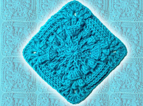 Türkisfarbenes Granny Square mit Reliefstichen und muschelartiger Verzierung