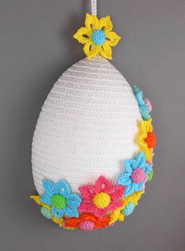 Easter egg door decoration with flowers - easy to make from yarn leftovers - Image 6