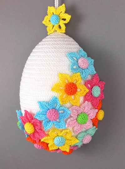 Easter egg door decoration with flowers - easy to make from yarn leftovers