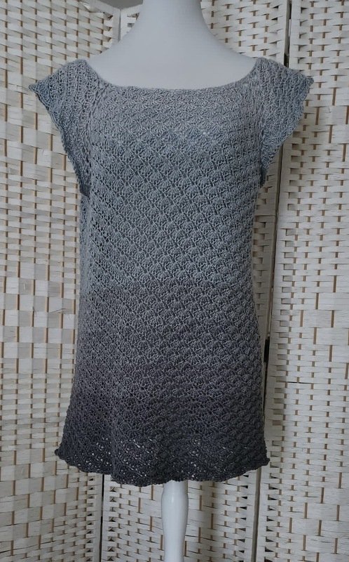 Gehäkelte graue Damentunika mit Ajourmuster auf Schaufensterpuppe