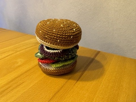 Gehäkelter Vegi Burger / Gemüseburger für Kinderküche oder als Deko