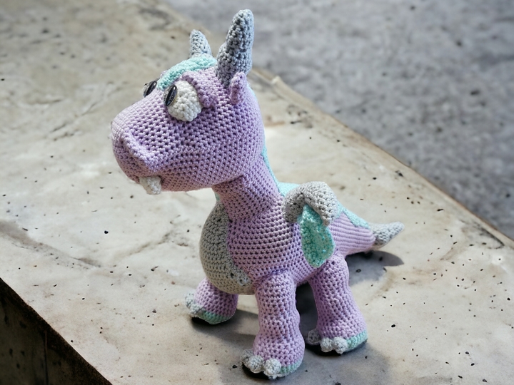 Jola der Drache *stehend*