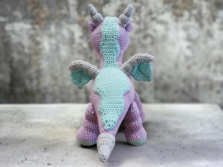 Jola der Drache *stehend*