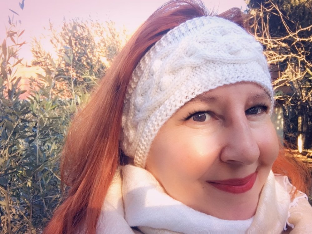 Timea Stirnband mit verschlungenem Zopfmuster und Noppen Strickanleitung