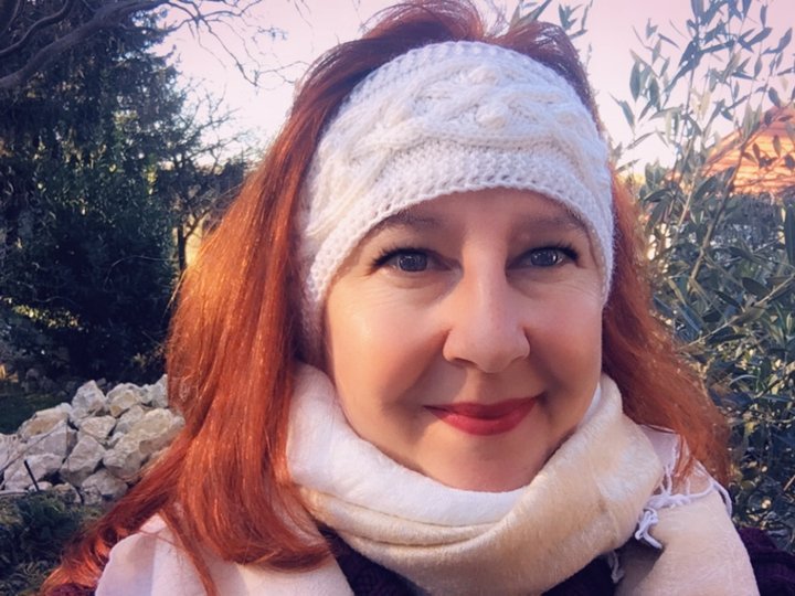 Timea Stirnband mit verschlungenem Zopfmuster und Noppen Strickanleitung