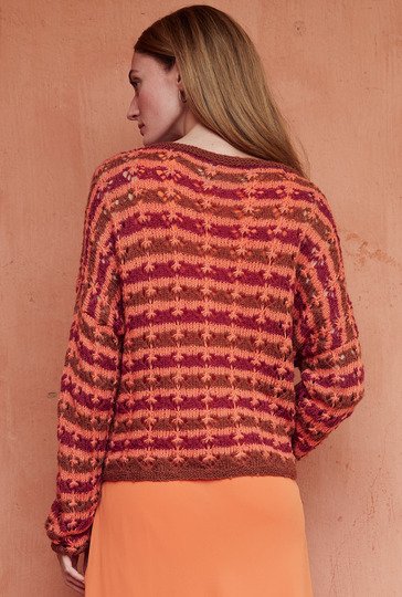 Pulli im gestreiften Ajourmuster