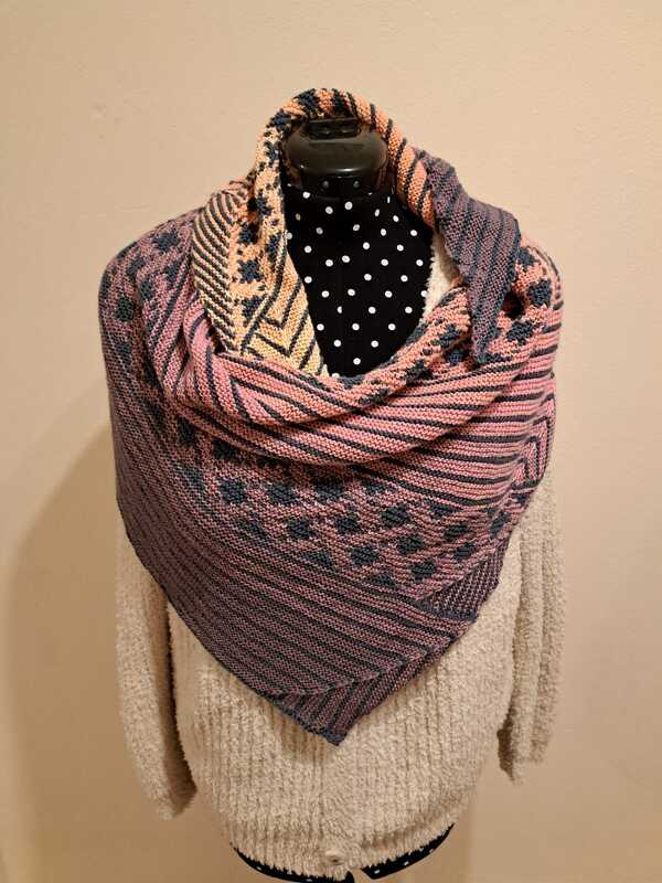 Mehrfarbiges handgestricktes Dreieckstuch in Rosa, Dunkelblau und Koralle auf Mannequin