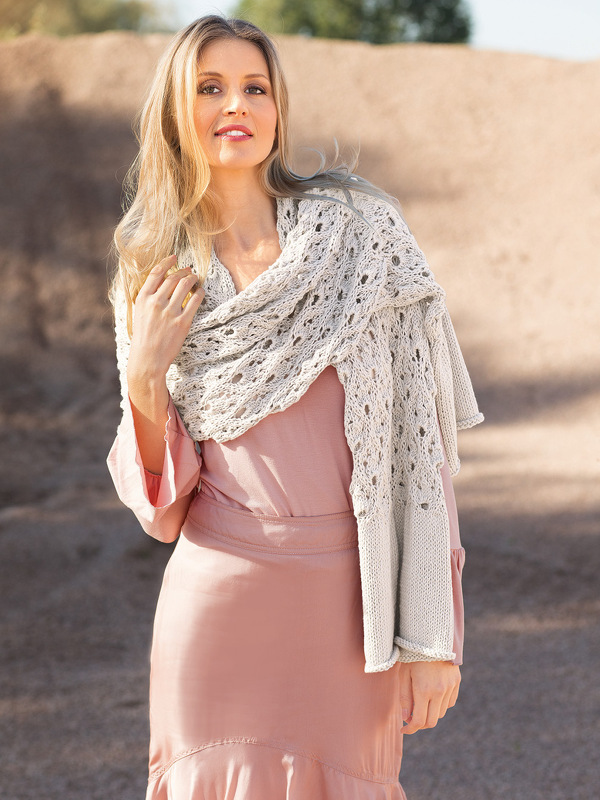 Graufarbener Schal mit Lochmuster