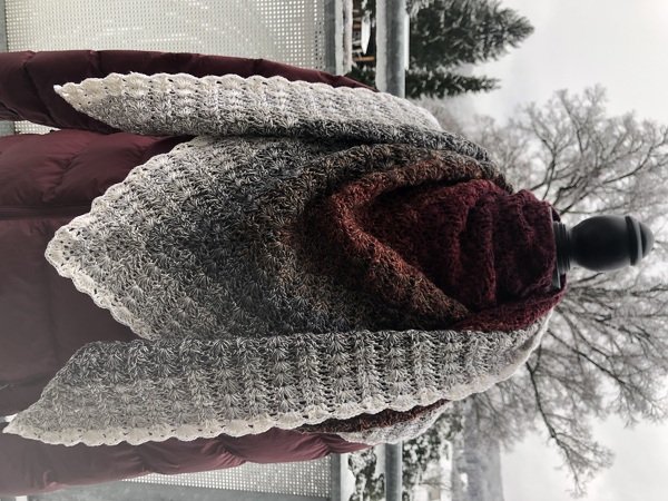 Dreieckstuch gehäkelt mit Rippenmuster und gewelltem Rand, farbverlaufend von Grau zu Burgunder