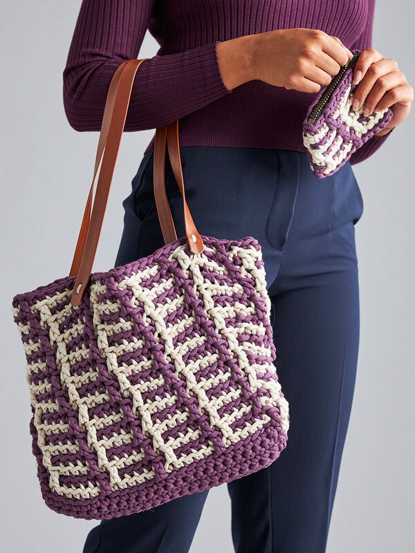 Violett-creme gehäkelte Henkeltasche mit braunen Lederhenkeln und kleinem Täschchen