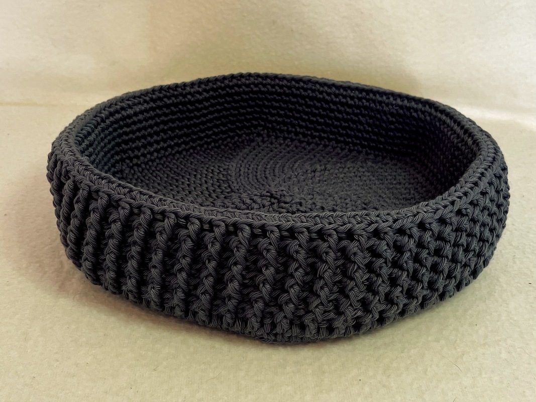 Häkelanleitung für ein dekoratives Brotkörbchen mit Streifen