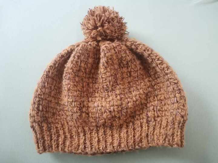 Häkelanleitung für eine trendige Bommelmütze Brianna
