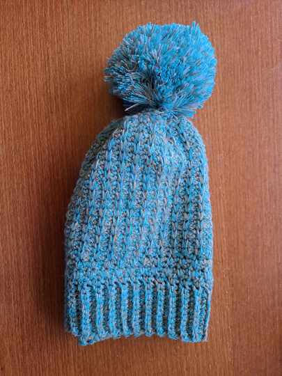 Häkelanleitung für eine trendige Bommelmütze Brianna