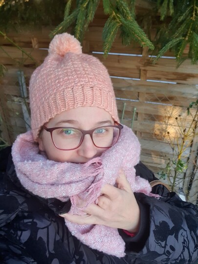 Häkelanleitung für eine trendige Bommelmütze Brianna