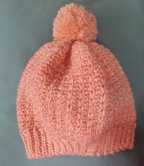 Häkelanleitung für eine trendige Bommelmütze Brianna