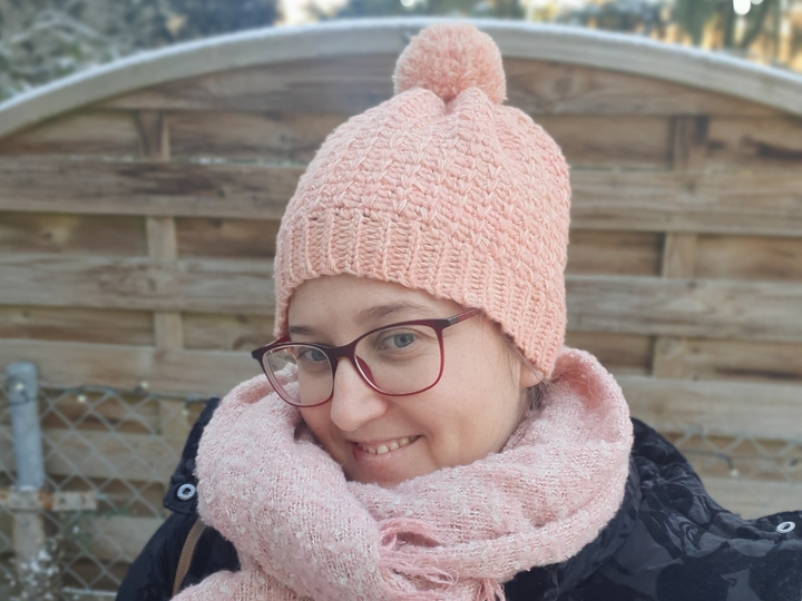 Häkelanleitung für eine trendige Bommelmütze Brianna