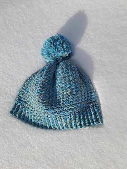 Häkelanleitung für eine trendige Bommelmütze Brianna