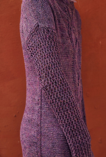 Kleid mit Lochmuster-Ärmeln