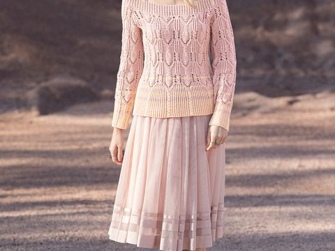 Rosafarbener Pulli mit Zopf-Ajourmuster