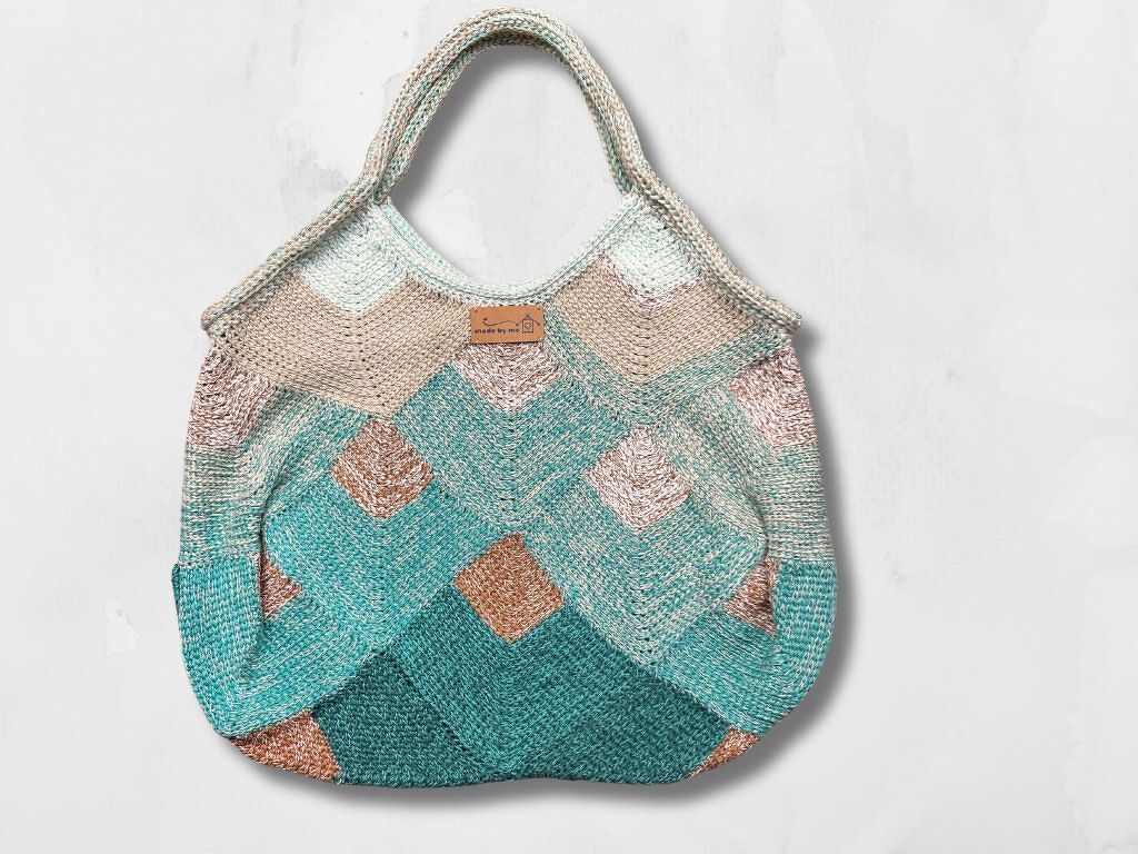 Gehäkelter Shopper in Türkis, Beige und Kupfer mit Rautenmuster und Henkeln