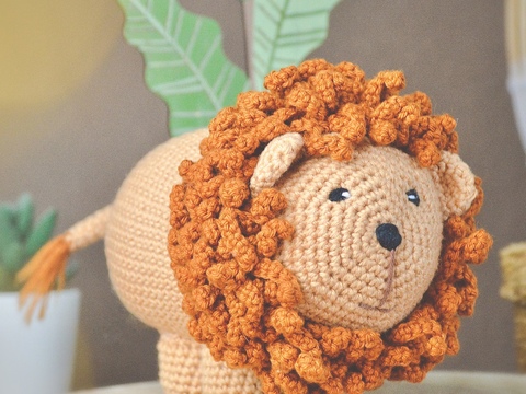 Häkelanleitung Spieluhr Löwe. Safari Tier für Kinder als Einschlaf-Ritual.